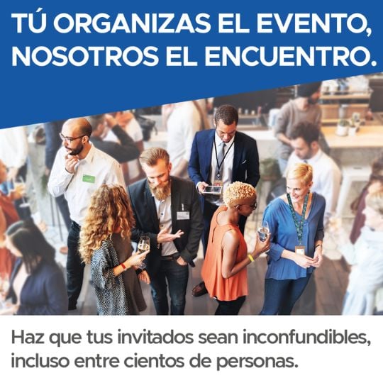 Grupo de personas socializando en un evento con identificación. Texto: TÚ ORGANIZAS EL EVENTO, NOSOTROS EL ENCUENTRO