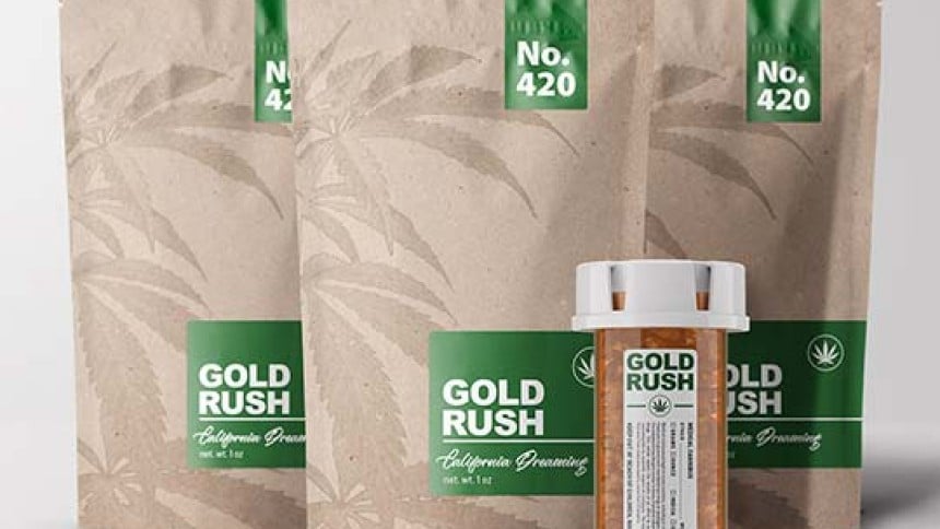 Tres bolsas de papel marrón con etiquetas rectangular verdes y un bote de plástico con etiqueta similar