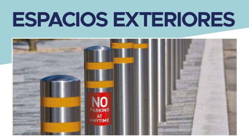 Bolardos de seguridad para aparcamiento con etiquetas adhesivas en una zona exterior. Arriba, el texto "espacios exteriores"
