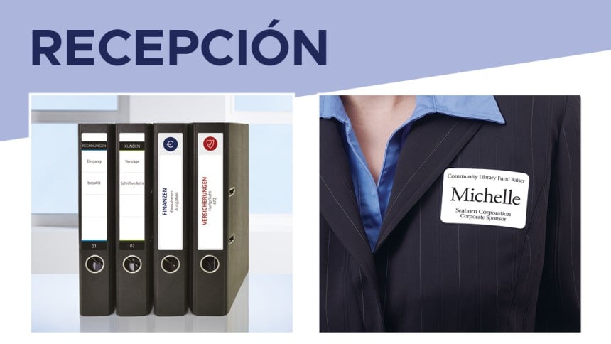 Carpetas con etiquetas adhesivas y persona con un identificativo adhesivo pegado a la chaqueta. Arriba, el texto "recepción"