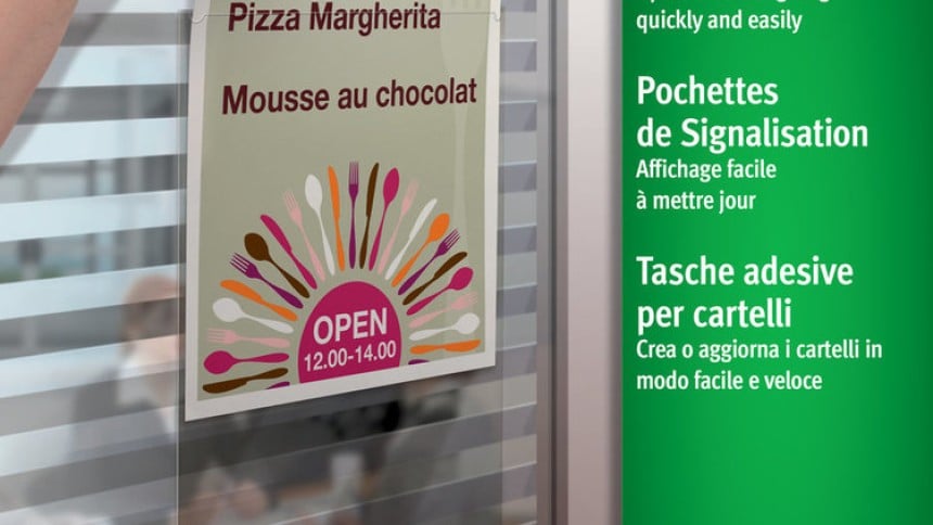 Paquete de etiquetas avery imagen de una mano insertando cartel de menú en bolsillo adhesivo transparente para señalización