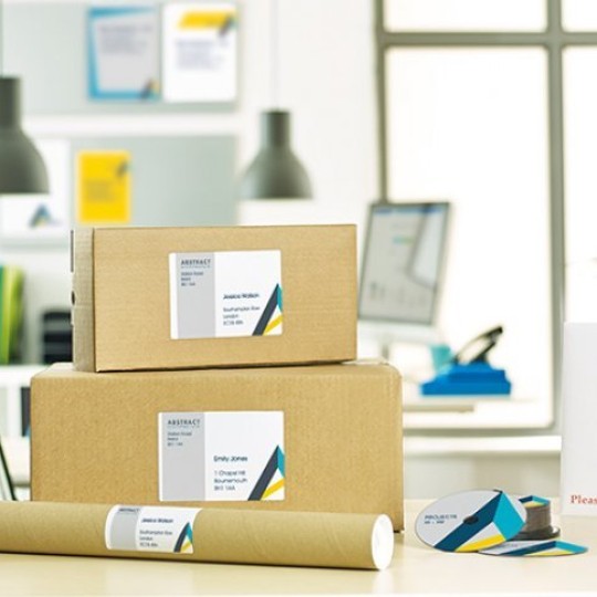 escritorio con carpetas y cajas con etiquetas adhesivas adecuadas en cada artículo