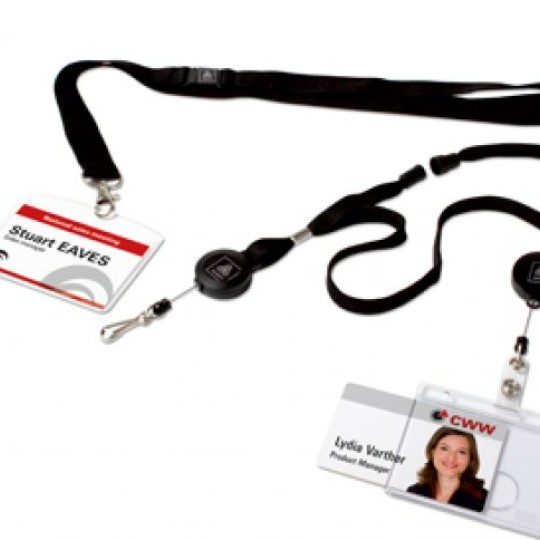 Dos tarjetas de identificación con cordón para atar al cuello