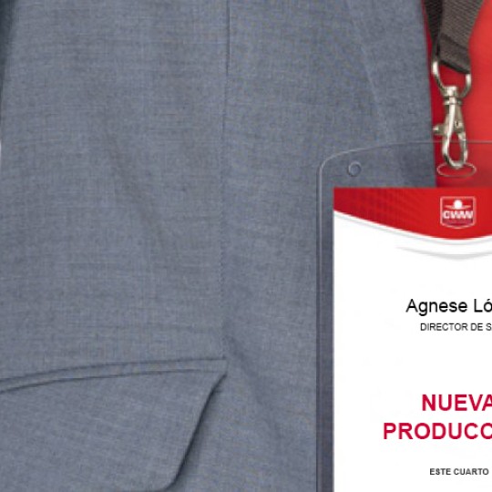 Tarjeta de identificación con cordón atada a una persona que lleva una chaqueta gris