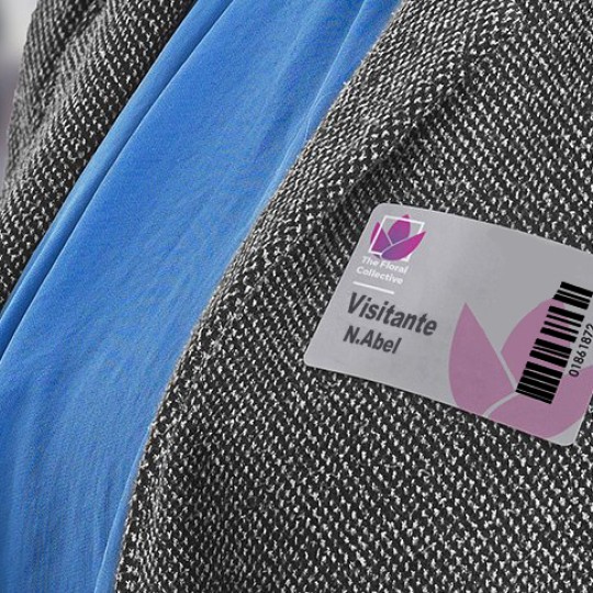 Primer plano de un identificativo adhesivo en una chaqueta gris
