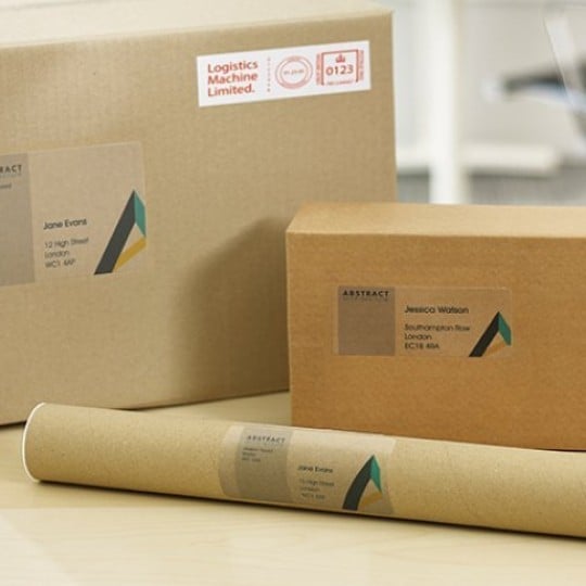 rollo y paquetes de envío con etiquetas adhesivas personalizadas que indican el envío