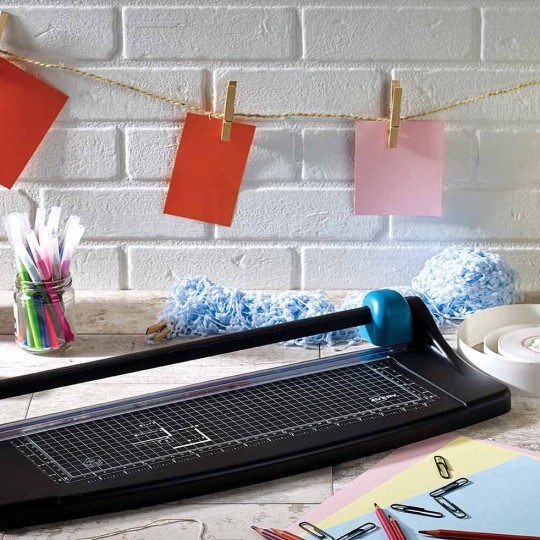 Escritorio con cortadora de papel y materiales para crear