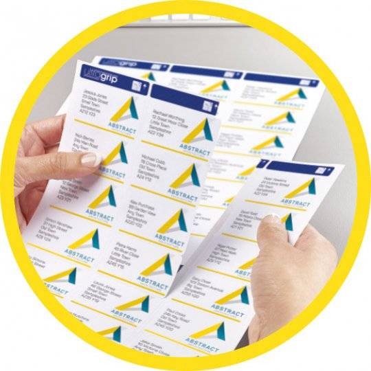 Manos sosteniendo hojas de etiquetas personalizadas