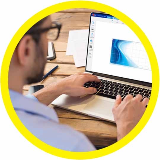 Persona que trabaja frente a un ordenador y utiliza el programa gratuito para personalizar etiquetas