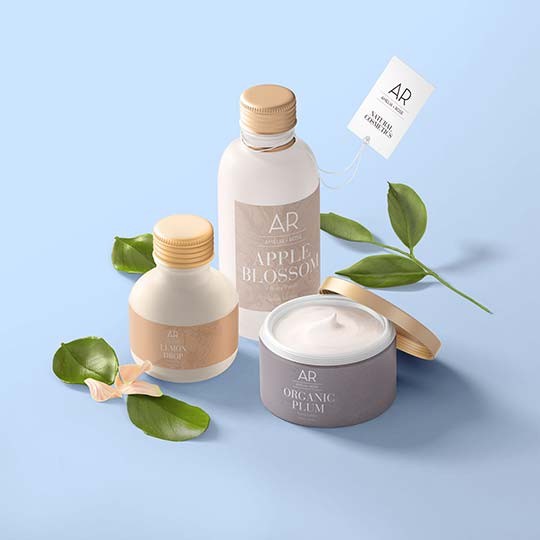 frascos de cosméticos con hojas decorativas y etiquetas adhesivas personalizadas. fondo azul claro