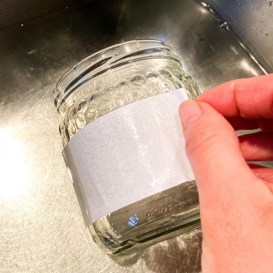 quitar a mano la etiqueta del tarro de cristal con agua caliente