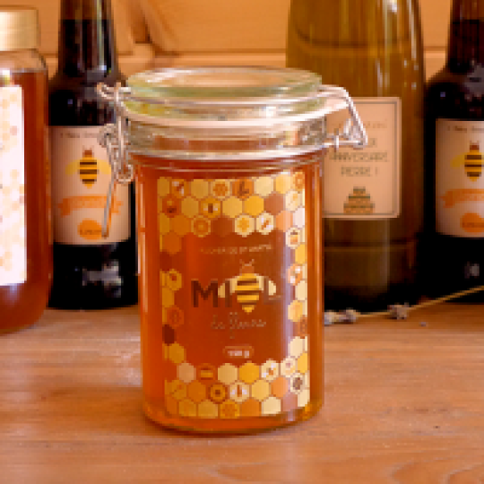 Tarro de cristal de miel con etiqueta adhesiva rectangular personalizada con tema hexagonal y con abeja