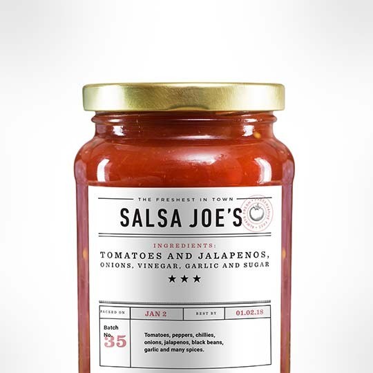Tarro de cristal con salsa de tomate. Etiqueta adhesiva rectangular descriptiva del producto.