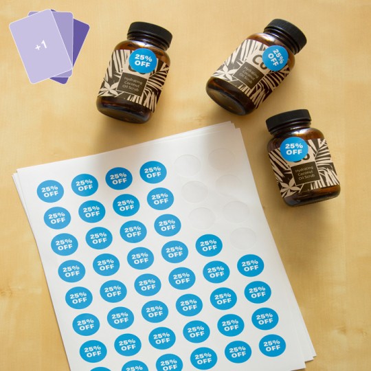 Tres latas con etiquetas redondas azules con el texto «25% off». Al lado una hoja de etiquetas con la misma personalización