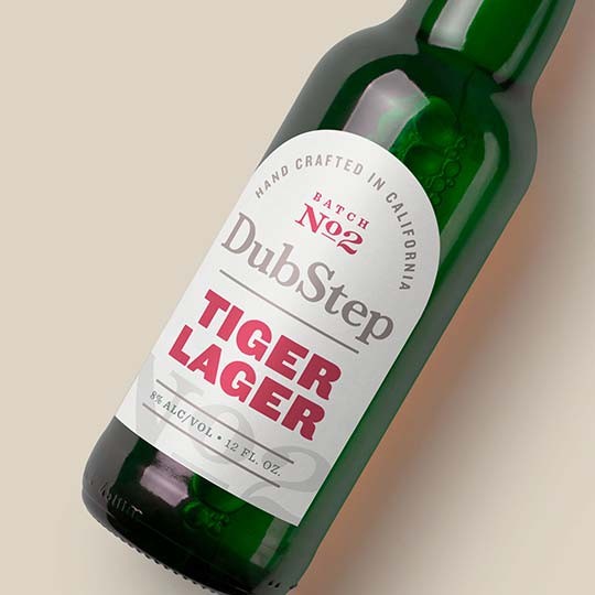 Botella de cerveza con etiqueta personalizada en forma de arco