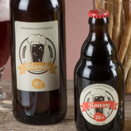 Dos botellas de cerveza con etiquetas en papel kraft personalizadas