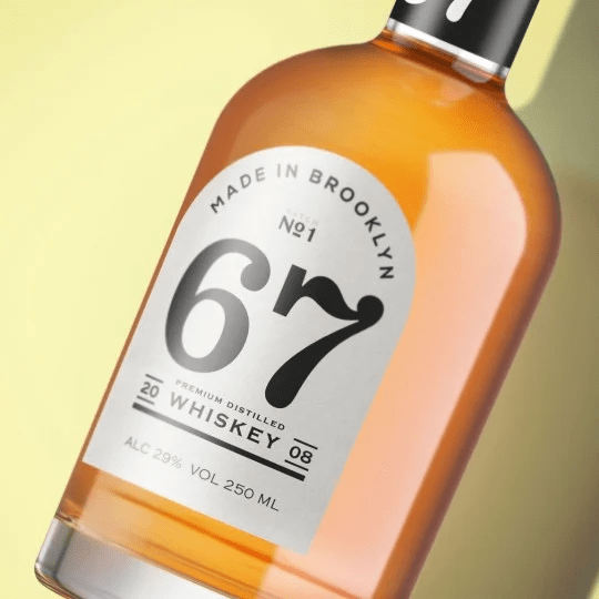 Botella de licor con etiqueta personalizada en forma de arco