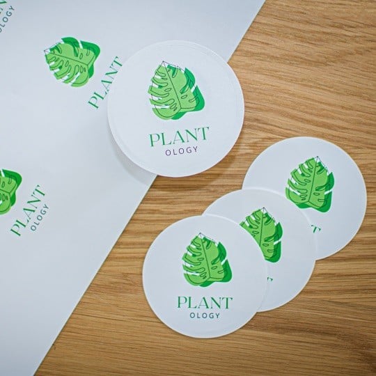 Pegatinas redondas personalizadas con un diseño de hojas y el texto "plant ology"