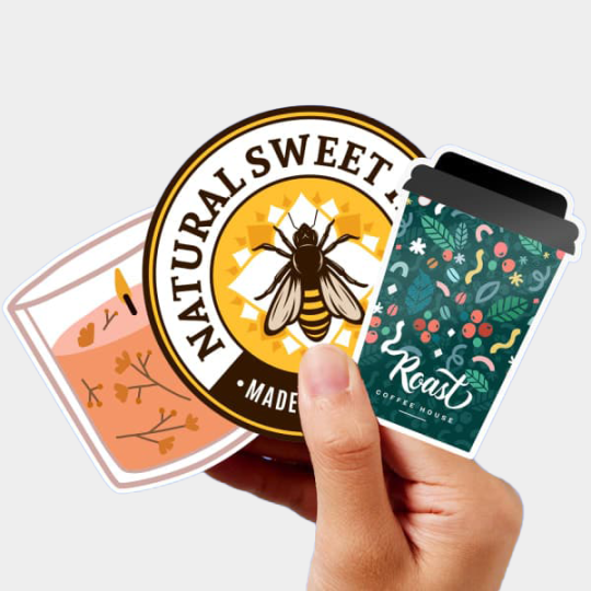Tres pegatinas personalizadas con forma de vela, vaso de café y una redonda con una abeja para miel