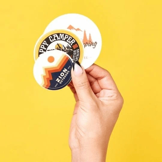 Tres pegatinas redondas personalizadas con letras e imágenes