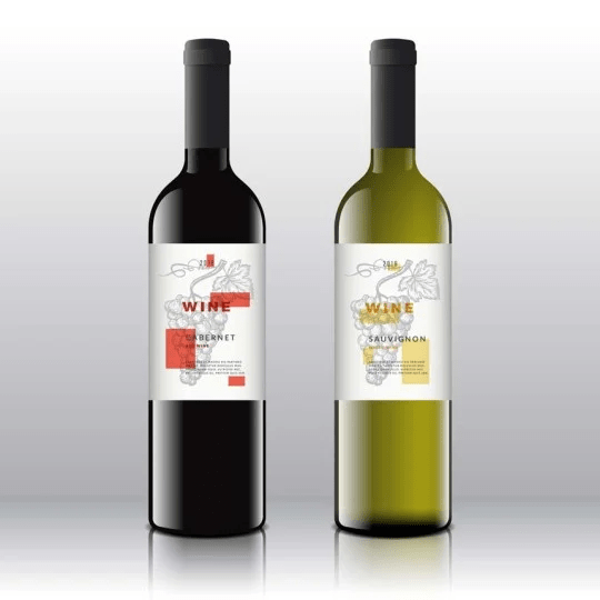 Dos botellas de vino con etiquetas personalizadas