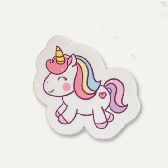 Pegatina en forma de unicornio con detalles de colores sobre fondo blanco