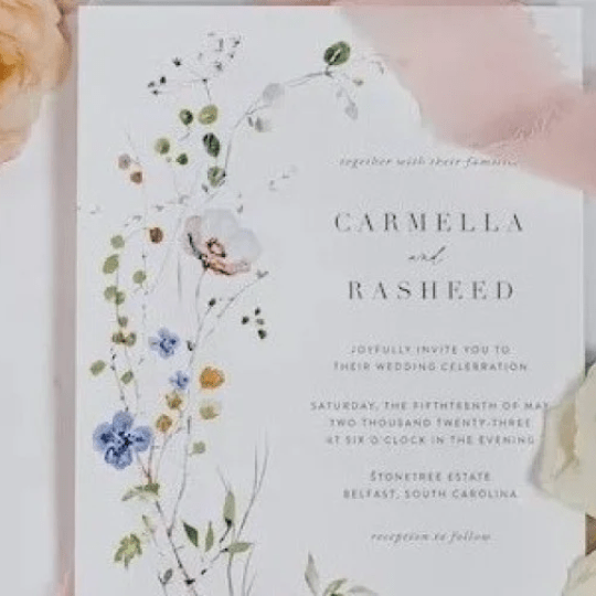 Invitación de boda personalizada con texto y motivos florales