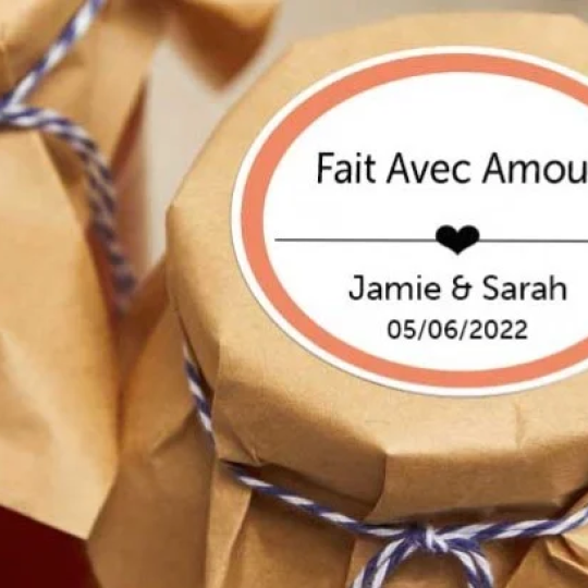 Dos tarros de miel con etiqueta redonda personalizada con los nombres de los novios