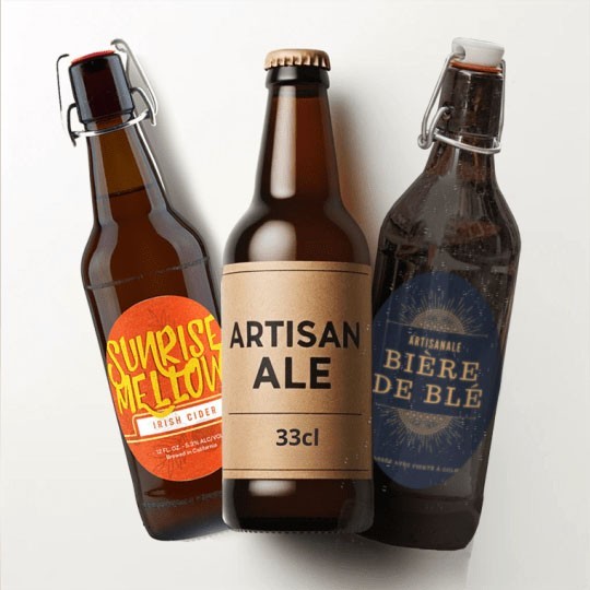 Tres botellas de cerveza con etiquetas personalizadas