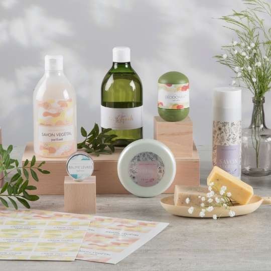 Diferentes tipos de cosméticos con etiquetas personalizadas