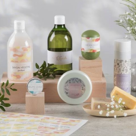 Cosméticos varios con etiquetas personalizadas