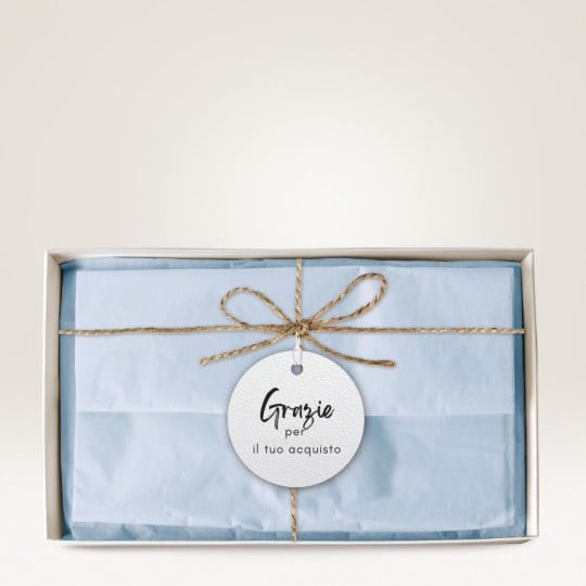 Etiqueta colgante efecto cuero aplicada a una caja de regalo