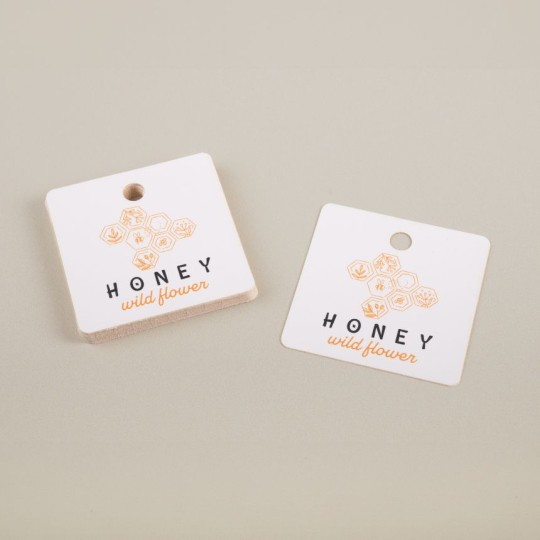 Dos etiquetas colgantes personalizadas sobre fondo beige