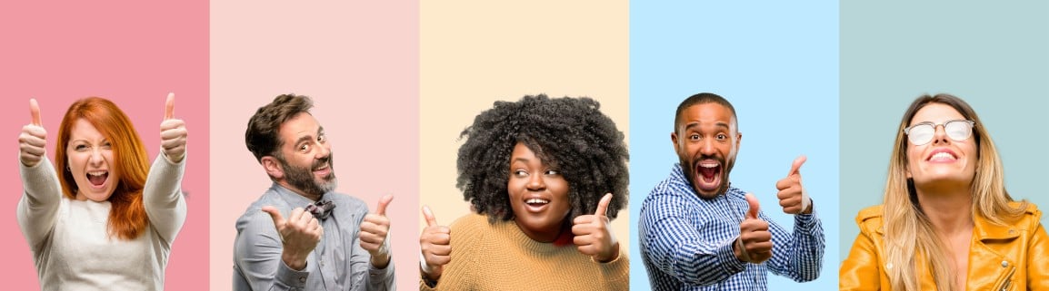 3 mujeres y 2 hombres en una banner riendo y haciendo OK con las manos