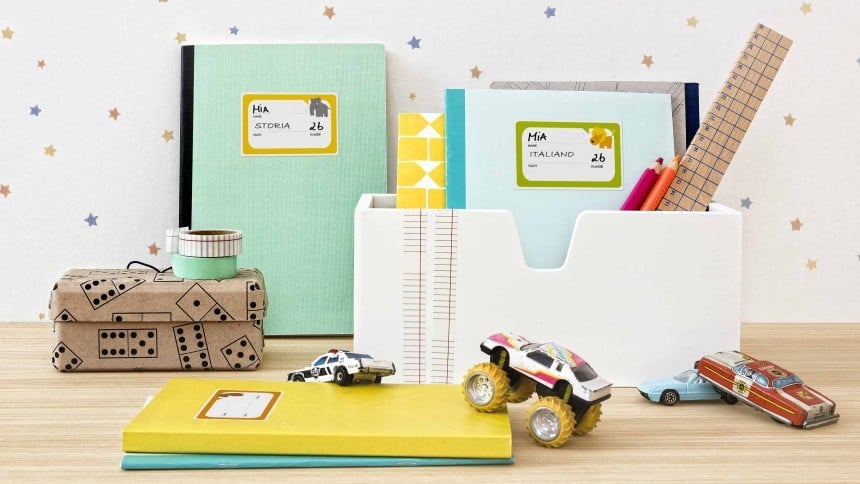 Escritorio con libros y cuaderno con pegatinas para la escuela