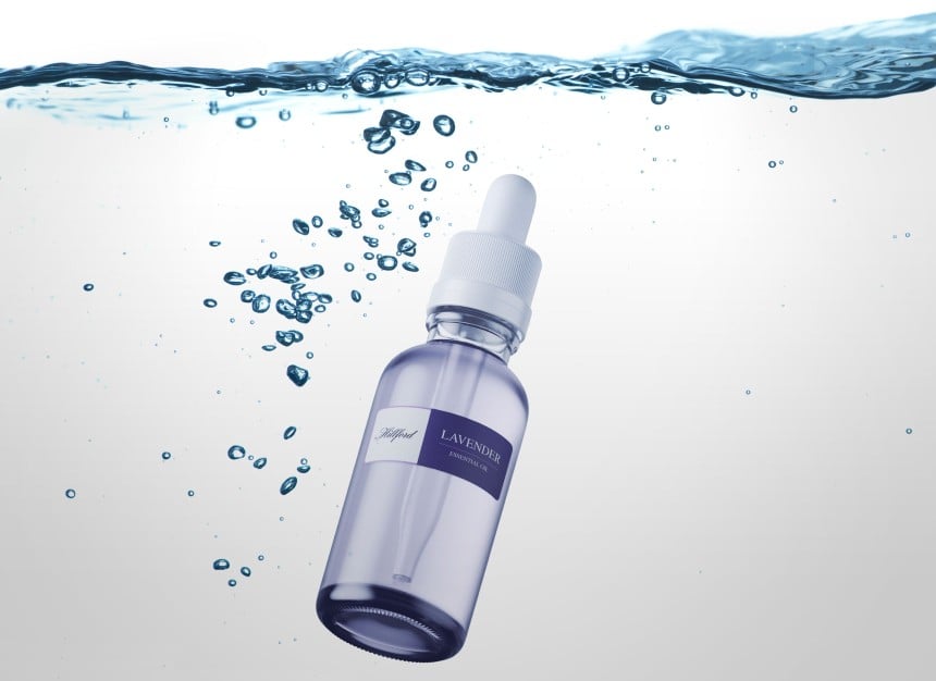 frasco de cosméticos sumergido en agua con etiqueta adhesiva impermeable