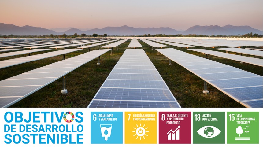 Campo de paneles solares con montañas al fondo y texto "Objetivos de Desarrollo Sostenible" e iconos"