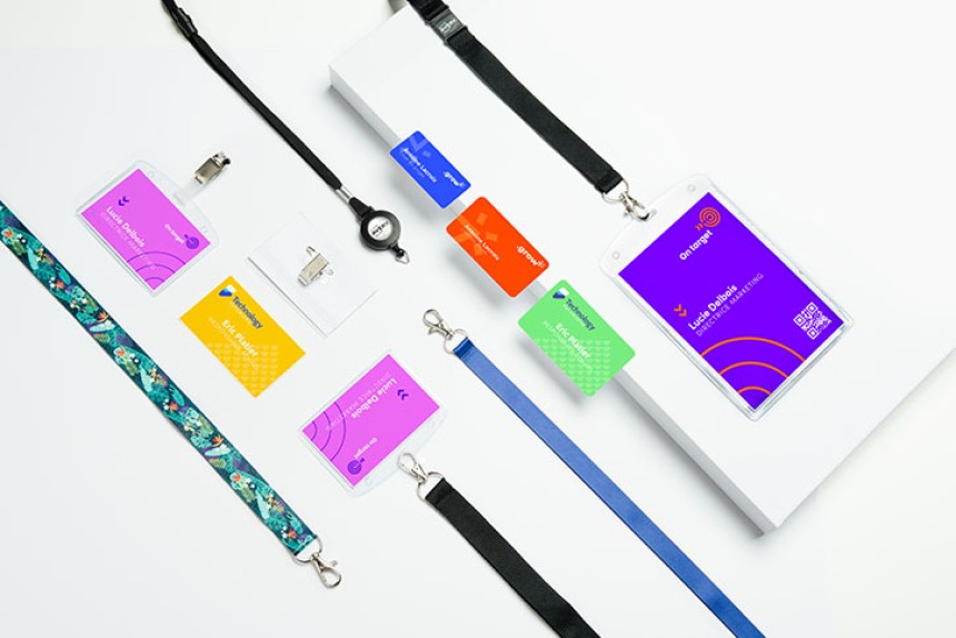 varios tipos de portanombres y cordones de colores
