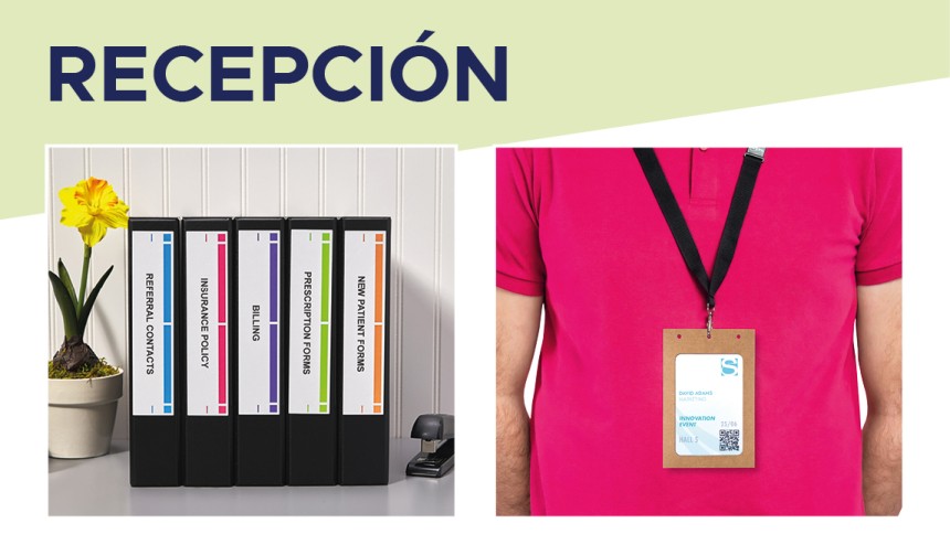 Carpetas con etiquetas adhesivas impresas y persona que lleva un portanombre de cartón.Arriba el texto "recepción"