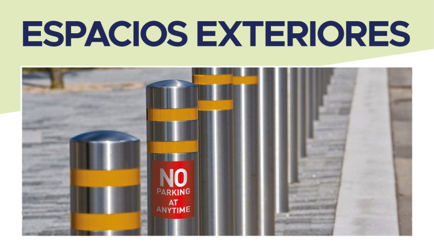 Postes metálicos de seguridad y etiquetas adhesivas en una zona exterior. Arriba el texto "espacios exteriores"