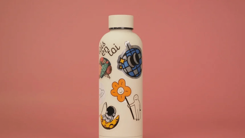 Botella de agua personalizada con diferentes pegatinas