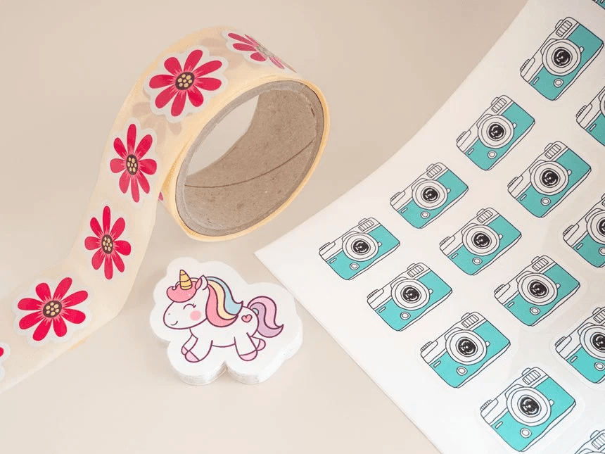 Rollo de etiquetas personalizadas con flores rojas, pegatina unicornio y hoja de etiquetas personalizadas con cámaras azules.