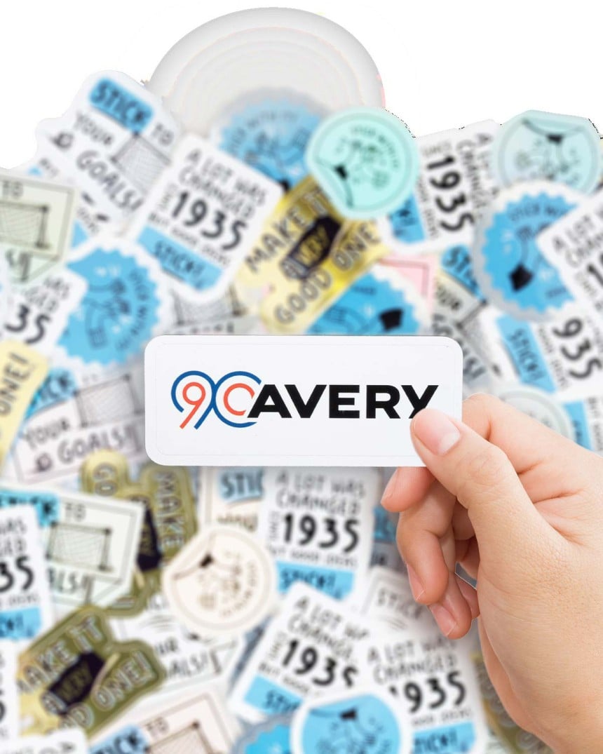 En primer plano, pegatina rectangular personalizada con el texto 90 avery