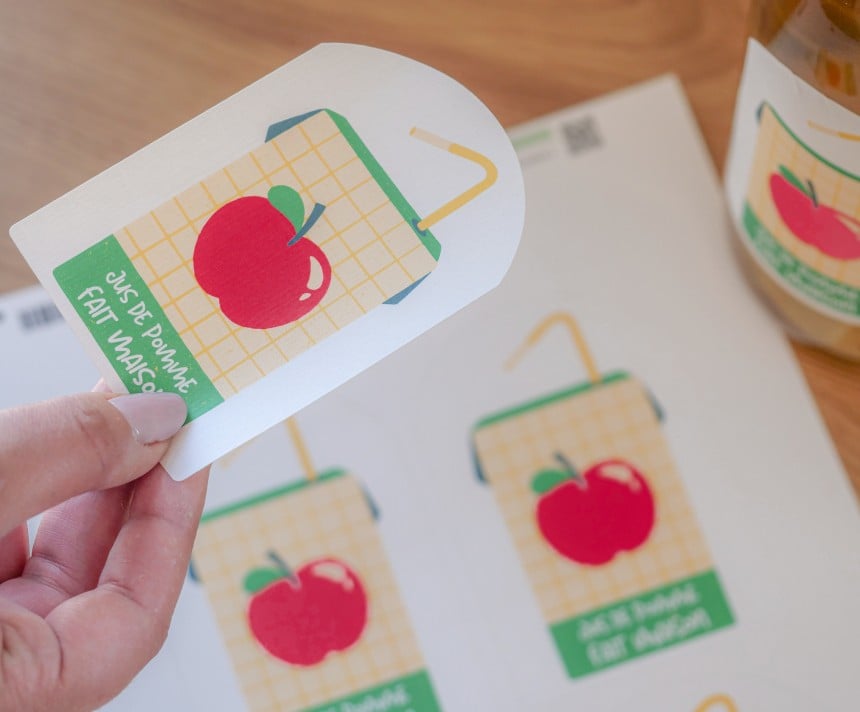 Etiquetas en forma de arco personalizadas con la imagen de un zumo de fruta