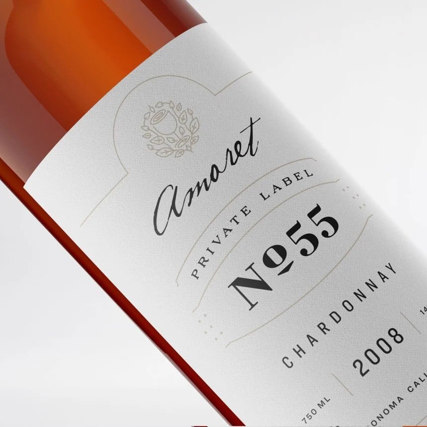 Botella de vino con etiqueta en papel blanco personalizada