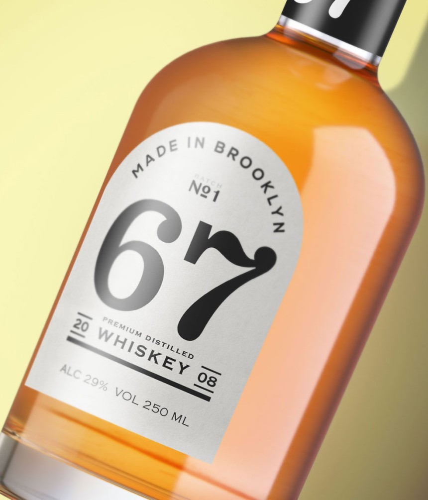Botella de licor con etiqueta personalizada en forma de arco