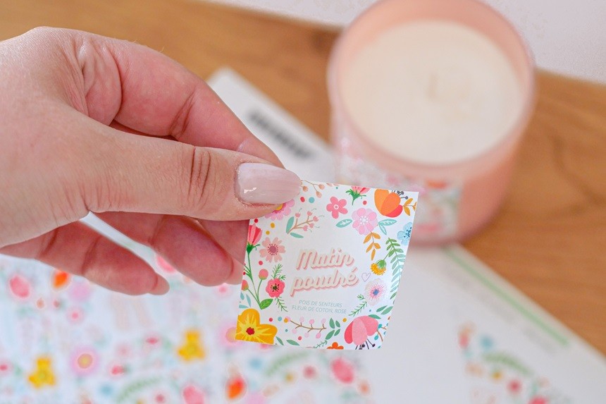 Etiquetas cuadradas personalizadas en hojas