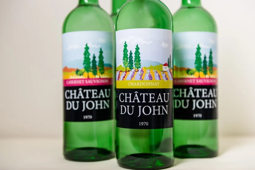 Tres botellas de vino con etiquetas personalizadas