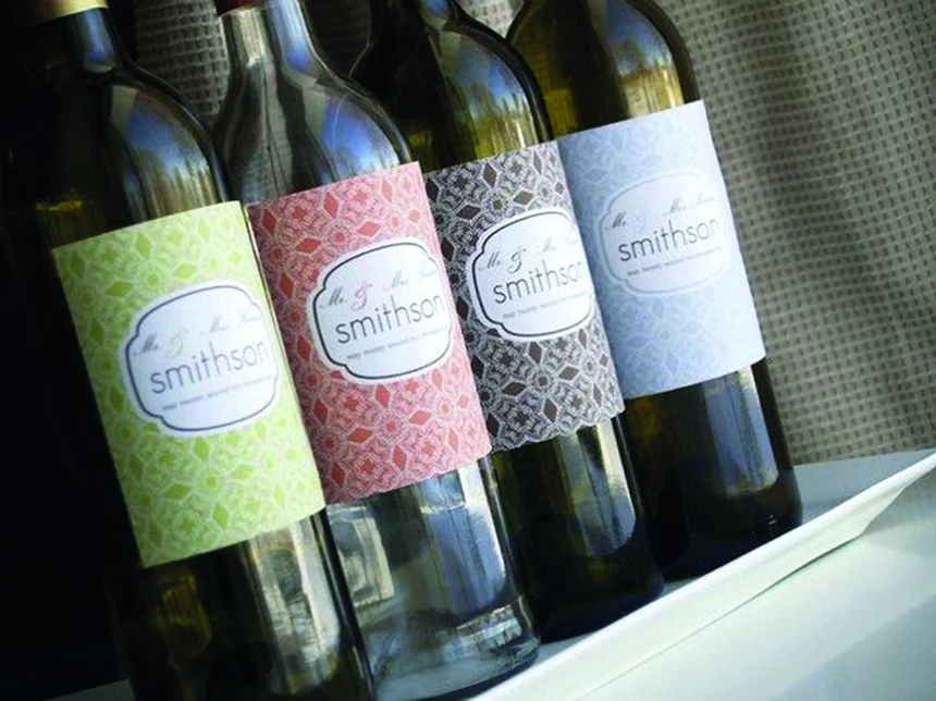 Cuatro botellas de vino con etiquetas personalizadas
