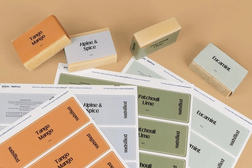Diferentes tipos de etiquetas en hojas dispuestas en forma de abanico sobre una mesa de madera